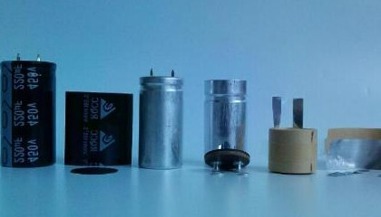 電機上的啟動電容器和運行電容器各有什么作用？